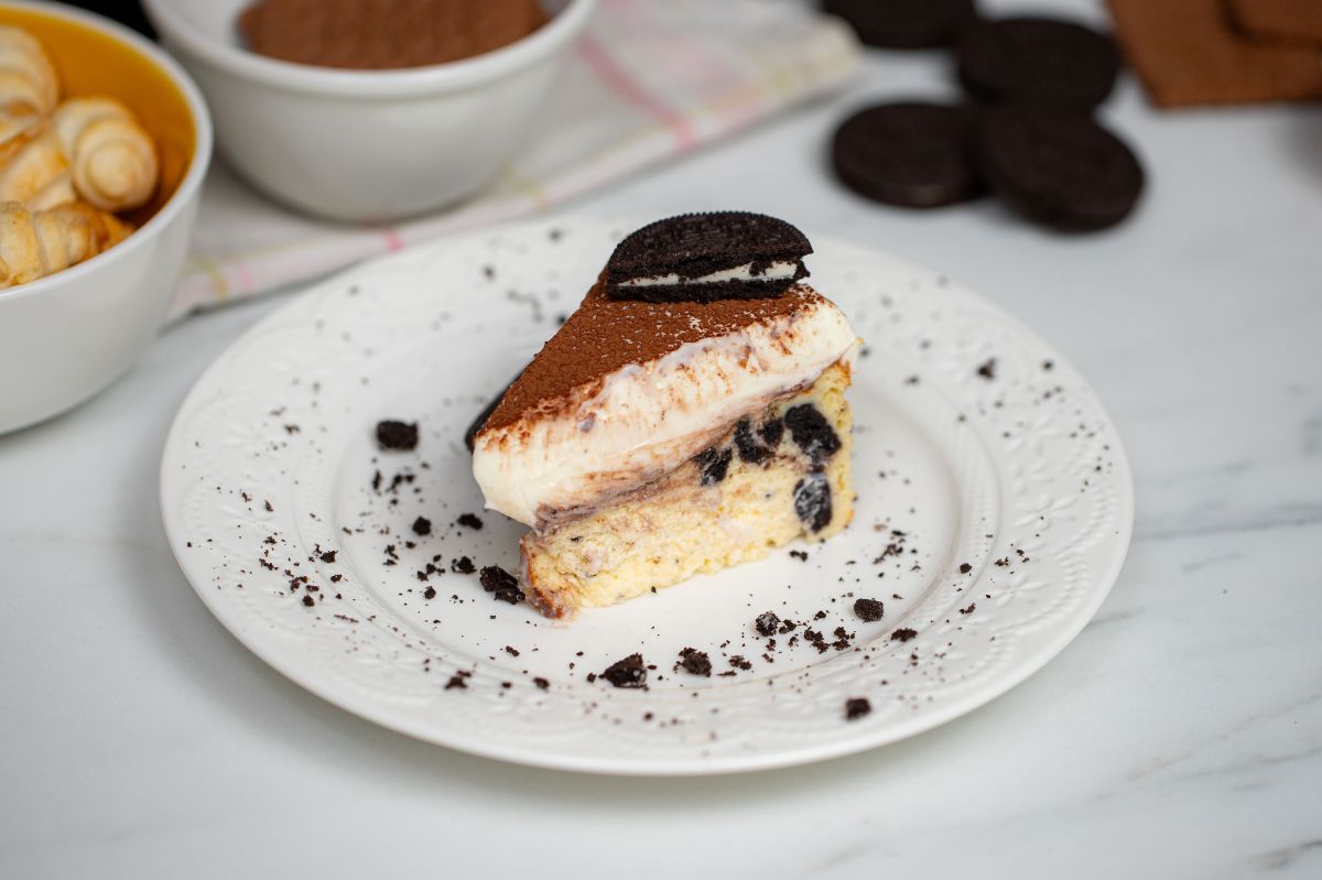 Enthrall your household with a mascarpone and Oreo cake: Easy steps for a delightful hit