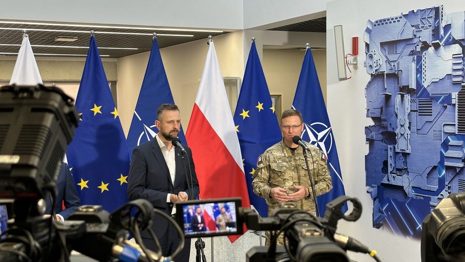 11 sierpnia 2025. Konferencja w DK WOC. Władysław Kosiniak-Kamysz i gen. dyw. Karol Molenda, szef Cyberwojsk