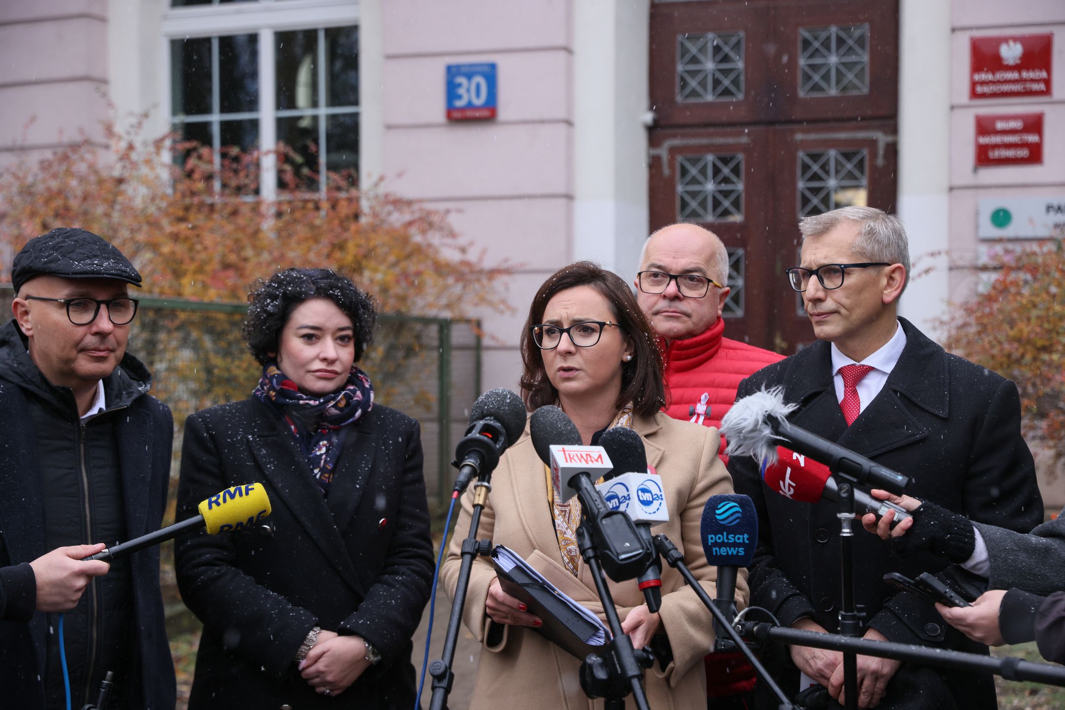 Warszawa, 21.11.2023. Kamila Gasiuk-Pihowicz (C) i Robert Kropiwnicki (L) z Koalicji Obywatelskiej, Tomasz Zimoch z Polski 2050 (2P), oraz Anna Maria Żukowska z Nowej Lewicy (2L) i przedstawiciel Senatu Krzysztof Kwiatkowski (P) podczas konferencji prasowej przed siedzibą Krajowej Rady Sądownictwa w Warszawie, 21 bm. We wtorek odbędzie się pierwsze posiedzenie Krajowej Rady Sądownictwa z nowymi przedstawicielami Sejmu. (ad) PAP/Leszek Szymański