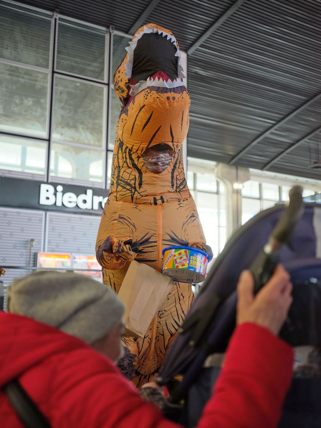 Strój dinozaura okazał się strzałem w dziesiątkę