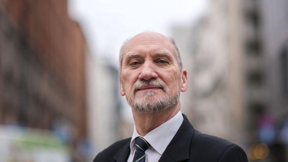 Warszawa, 19.12.2023. Poseł PiS Antoni Macierewicz przed siedzibą Polskiej Agencji Prasowej w Warszawie, 19 bm. Antoni Macierewicz był gościem Studia PAP. (jm) PAP/Kalbar