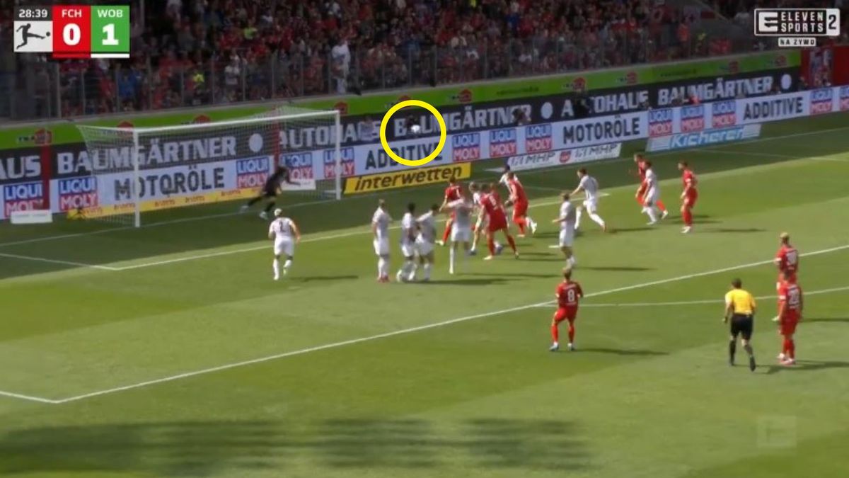 Twitter / x.com/ELEVENSPORTSPL / Na zdjęciu:  Leo Scienza strzela gola z rzutu wolnego w meczu Bundesligi z Wolfsburgiem