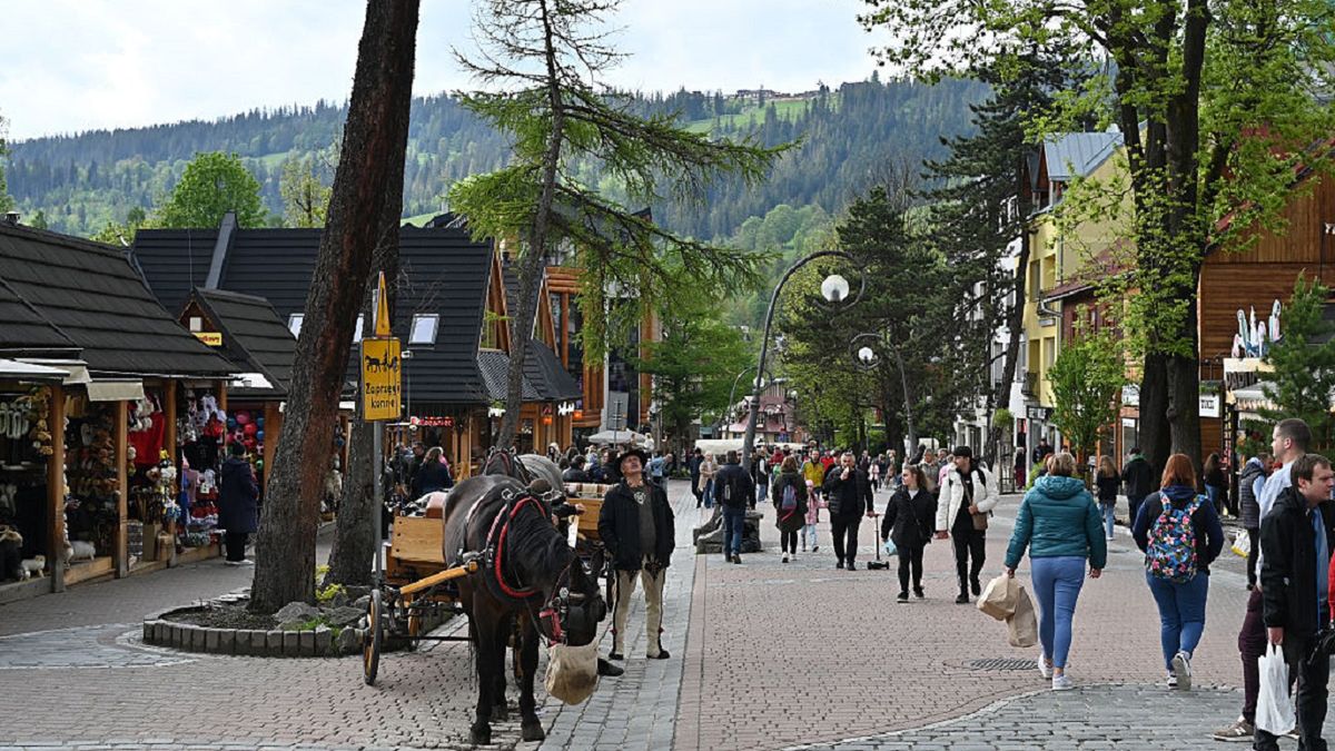 Poland Daily Life
ZAKOPANE, POLAND - MAY 24: People walk along Krupowki (Krupówki) Street promenade on May 24, 2025 in Zakopane, Poland. Krupówki is Zakopane's busiest and most popular street with most of Zakopane's restaurants, pubs, clubs, discos, and shops. (Photo by John Keeble/Getty Images)
John Keeble
holiday, holiday destination, high street