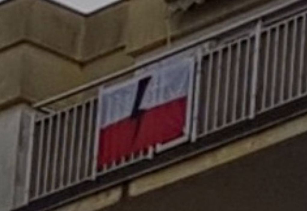 Warszawa, Ursus. Policjanci zauważyli na balkonie jednego z mieszkań flagę ze znakiem Strajku Kobiet. Weszli bez nakazu i zarekwirowali kontrowersyjny obiekt. Sąd uznał, że zabranie było bezprawne i nakazał we wtorek zwrot