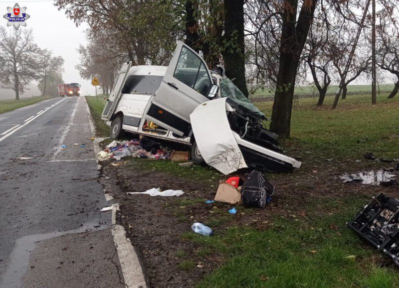 Bus, którym podróżowali obywatele Ukrainy, uderzył w drzewo. Trzy osoby nie żyją, cztery są ranne