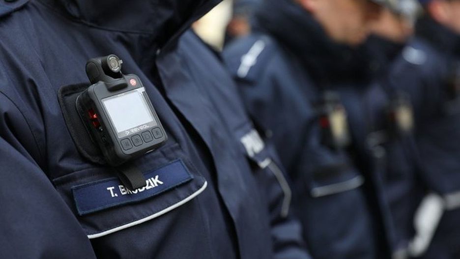 Czynności, jakie policjanci przeprowadzili w listopadzie 2024 roku w związku z zatrzymaniem mieszkańca Inowrocławia, zostały utrwalone dzięki kamerom, w jakie wyposażeni są mundurowi. Całość opublikowano na kanale &#34;audyt obywatelski&#34;