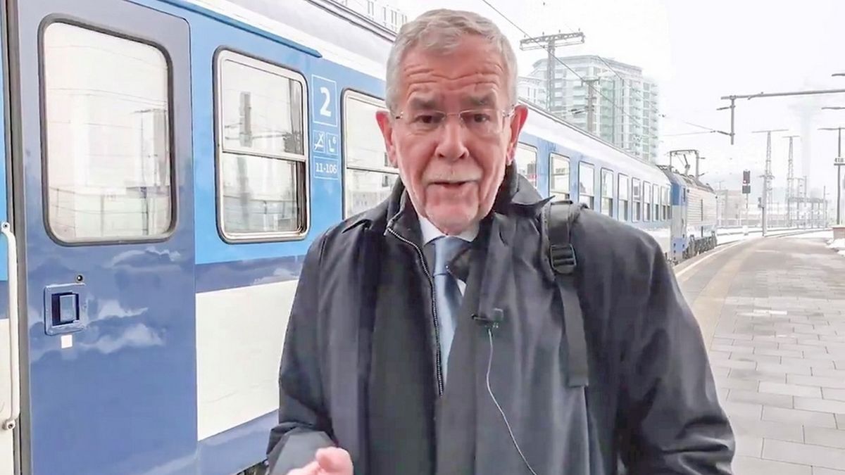 Austriacki prezydent Alexander Van der Bellen na dworcu w Wiedniu