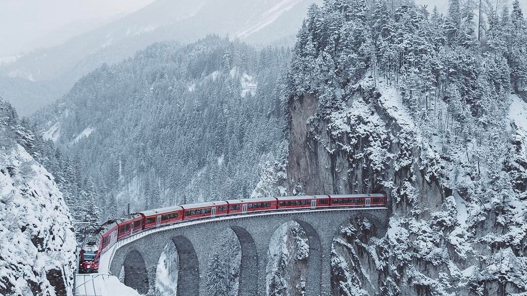 Szwajcaria podczas zimy wygląda jak kraina z bajek 1
