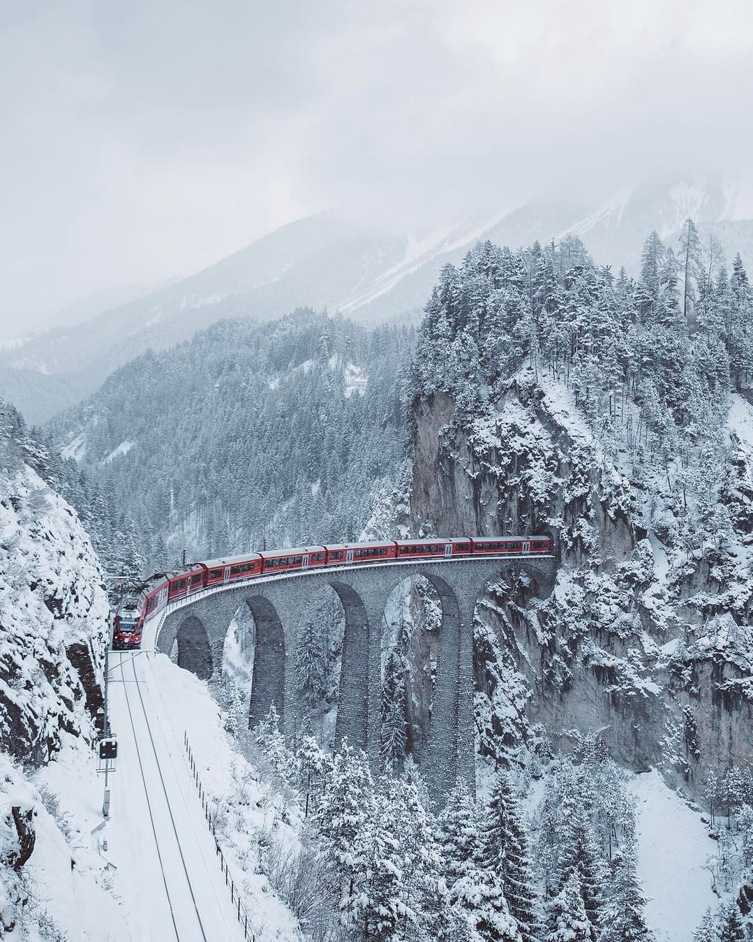 Szwajcaria podczas zimy wygląda jak kraina z bajek