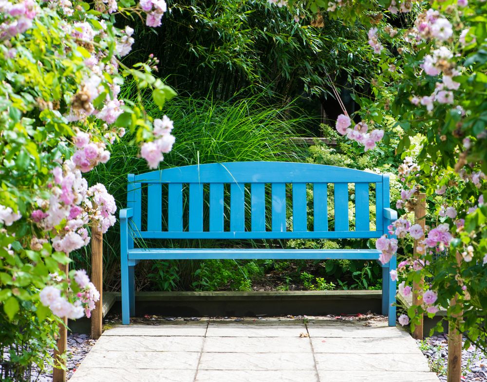 Zaciszne miejsce do wypoczynku w ogrodzie: ponadczasowa ławka ogrodowa