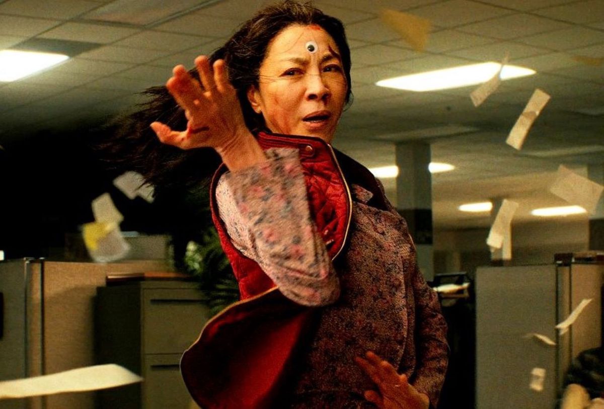 Michelle Yeoh była dziewczyną Bonda w "Jutro nie umiera nigdy" (kadr z filmu "Wszystko wszędzie naraz")