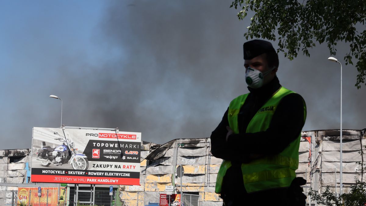 Warszawa, 12.05.2024. Pożar kompleksu handlowego przy ul. Marywilskiej 44 w Warszawie, 12 bm. Ogniem objęte jest ponad 80 proc. hali. Działania ratownicze prowadzi 50 zastępów, w tym SGRChem. (aldg) PAP/Leszek Szymański***Do tego materiału zdjęciowego dostępna jest również depesza w systemie CSI, pt.: Warszawa/ Strażacy dogaszają pożar kompleksu handlowego Marywilska 44**