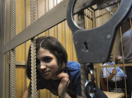 Członkinie rosyjskiego zespołu Pussy Riot nadal w areszcie