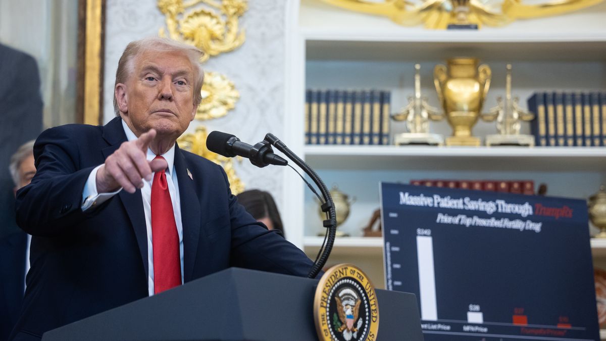 US President Donald Trump makes an announcement on in vitro fertilization (IVF) and fertility drugs becoming more accessible and affordable, in the Oval Office of the White House in Washington, DC, USA, 16 October 2025. EPA/FRANCIS CHUNG / POOL Dostawca: PAP/EPA.