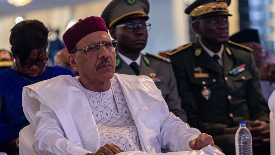 
Prezydent Nigru Mohamed Bazoum, obalony przez wojskową huntę