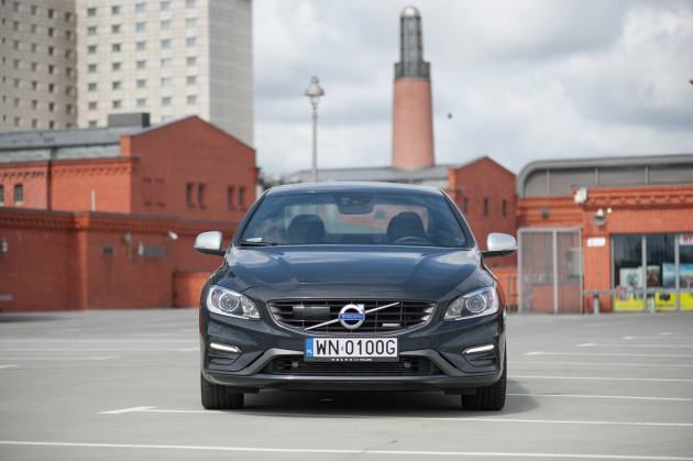 Volvo S60 na parkingu