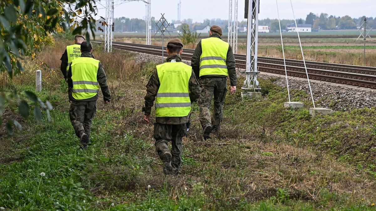 Lublin, 18.10.2026. Służby przeszukują teren w okolicy Zalewu Zemborzyckiego w Lublinie, 18 bm. gdzie według zgłoszeń od mieszkańców słychać było odgłosy jakiegoś lecącego obiektu. Nic dotychczas nie znaleziono. (ad) PAP/Wojtek Jargiło