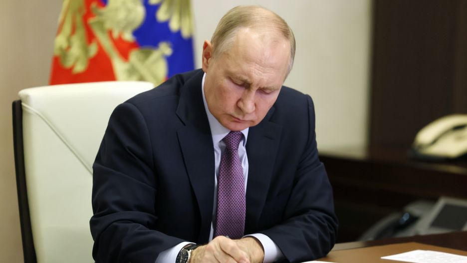 Russian President Putin chairs via video conference the launch of a breeding center for the reproduction of turkeys
epa10318380 Russian President Vladimir Putin chairs a meeting on the development prospects of the national selection breeding and genetics via a video conference at the Novo-Ogaryovo state residence, outside Moscow, Russia, 21 November 2022. The President took part in the opening of a turkey breeding centre in Tyumen region via a video conference.  EPA/MIKHAIL METZEL/KREMLIN POOL/SPUTNIK / POOL MANDATORY CREDIT 
Dostawca: PAP/EPA.
MIKHAIL METZEL/KREMLIN POOL/SPUTNIK / POOL