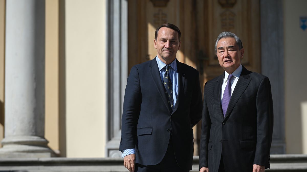 Sikorski rozmawiał z Wang Yi. Tematy: cła i wojna w Ukrainie