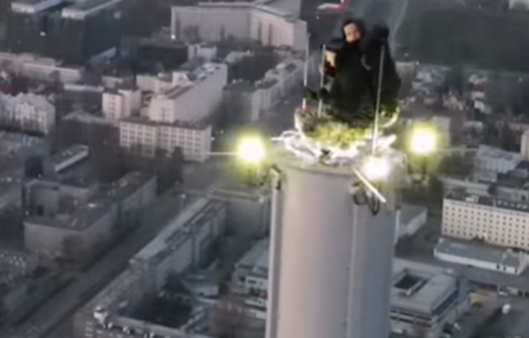 Wideo z Warszawy podbija sieć. To tylko wymiana żarówki