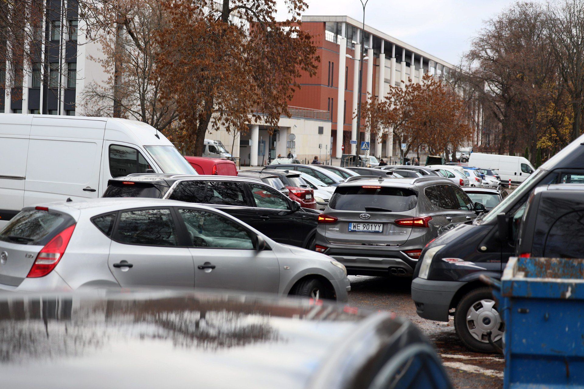 Trwają ostatnie przygotowania przed Wszystkimi Świętymi na cmentarzu przy ulicy Lipowej w Lublinie.