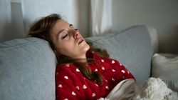 Budzisz się w mokrej piżamie? Nie ignoruj, oto przyczyny nocnych potów