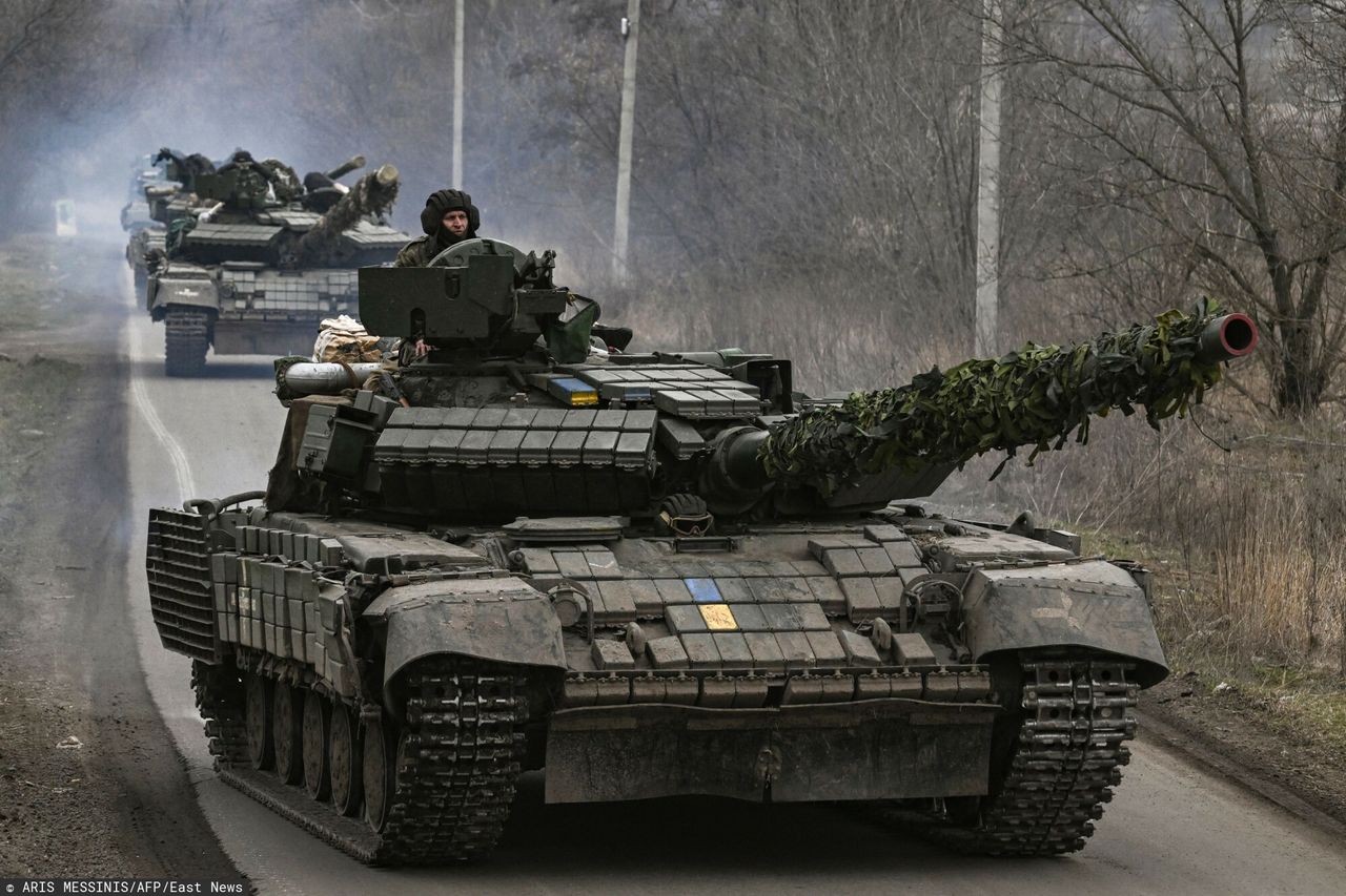 Ukraińskie czołgi T64BW 2022 poruszają się w kierunku Bachmutu, w obwodzie donieckim.