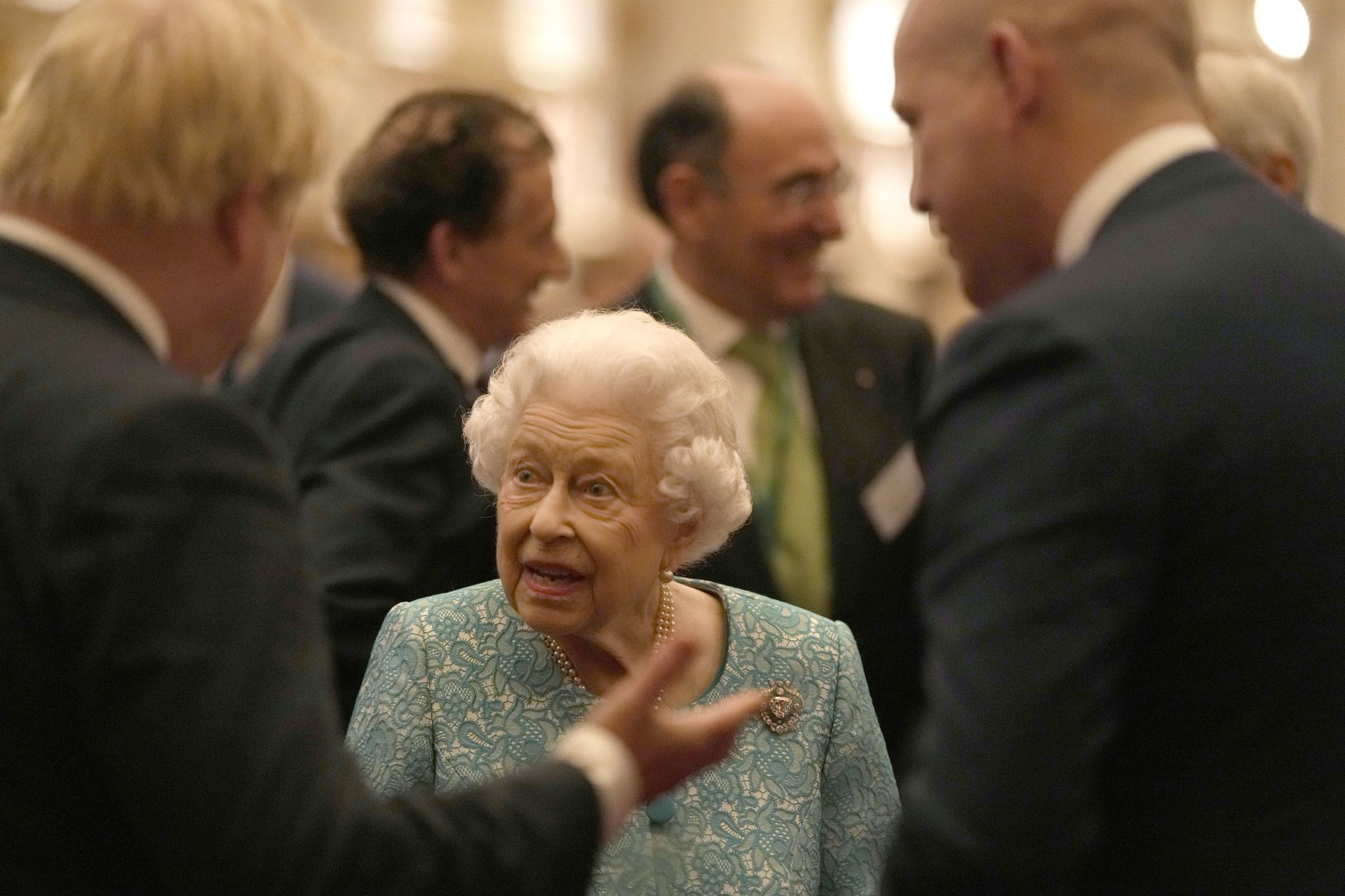 Królowa Elżbieta zakażona koronawirusem. Jak się czuje monarchini? 