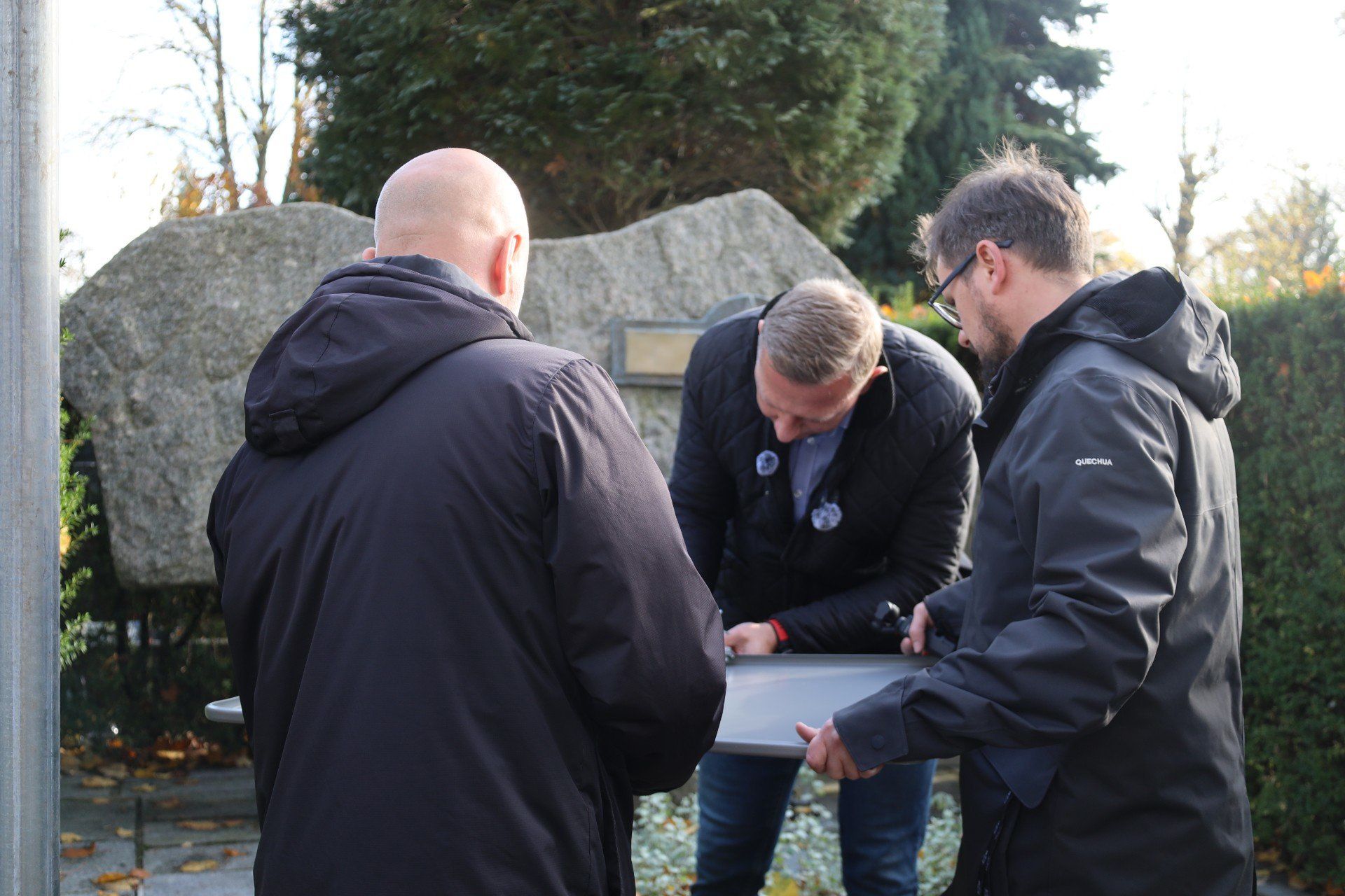 Montaż tablicy informacyjnej, wyjaśniającej szczegóły katastrofy lotniczej w Wilczych Laskach w 1944 roku