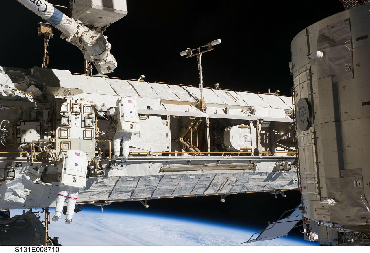 ISS: Astronauta NASA ostrzega, że może być więcej pęknięć