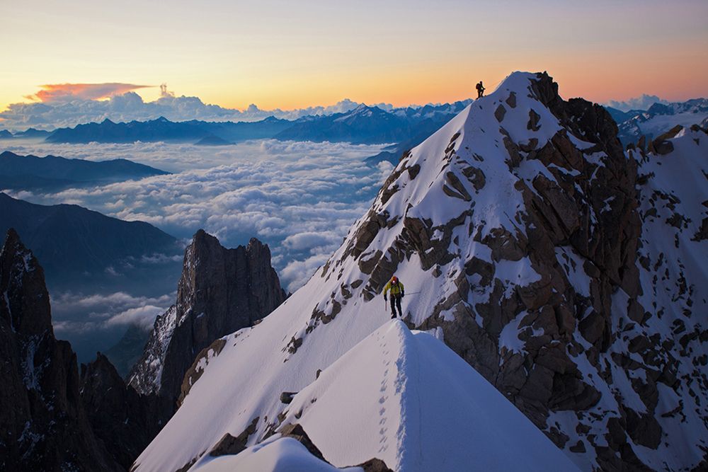 Jonathan niedawno wydał książkę “Alpine Exposures”, w której znajdziemy kilkaset zdjęć od kojących panoram górskich, przez zdjęcia nocne do scen akcji.