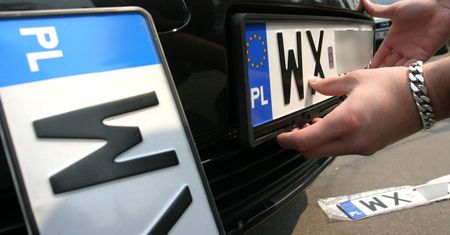 Nowy rodzaj tablic dla setek tysięcy aut. Poseł chce pójść na rękę kierowcom