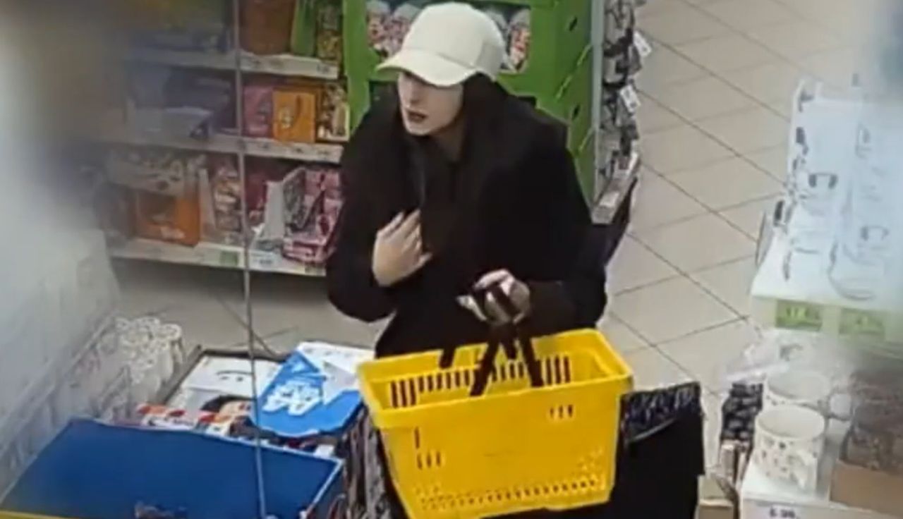 Młoda kobieta przyłapana. Przy koszyku miała torebkę. Skandal
