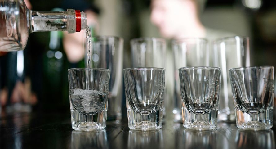 Znani aktorzy odpowiedzą przed sądem za reklamę alkoholu. "Sprawa jest przełomowa"