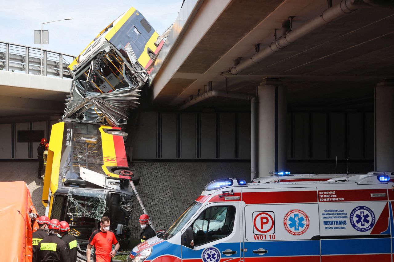 Warszawa. Wypadek autobusu na S8. Legenda warszawskiej drogówki: nie powinien skręcać