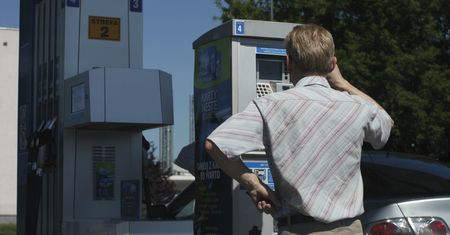 Seniorzy mogą tankować taniej. Potrzebna dobrze znana karta