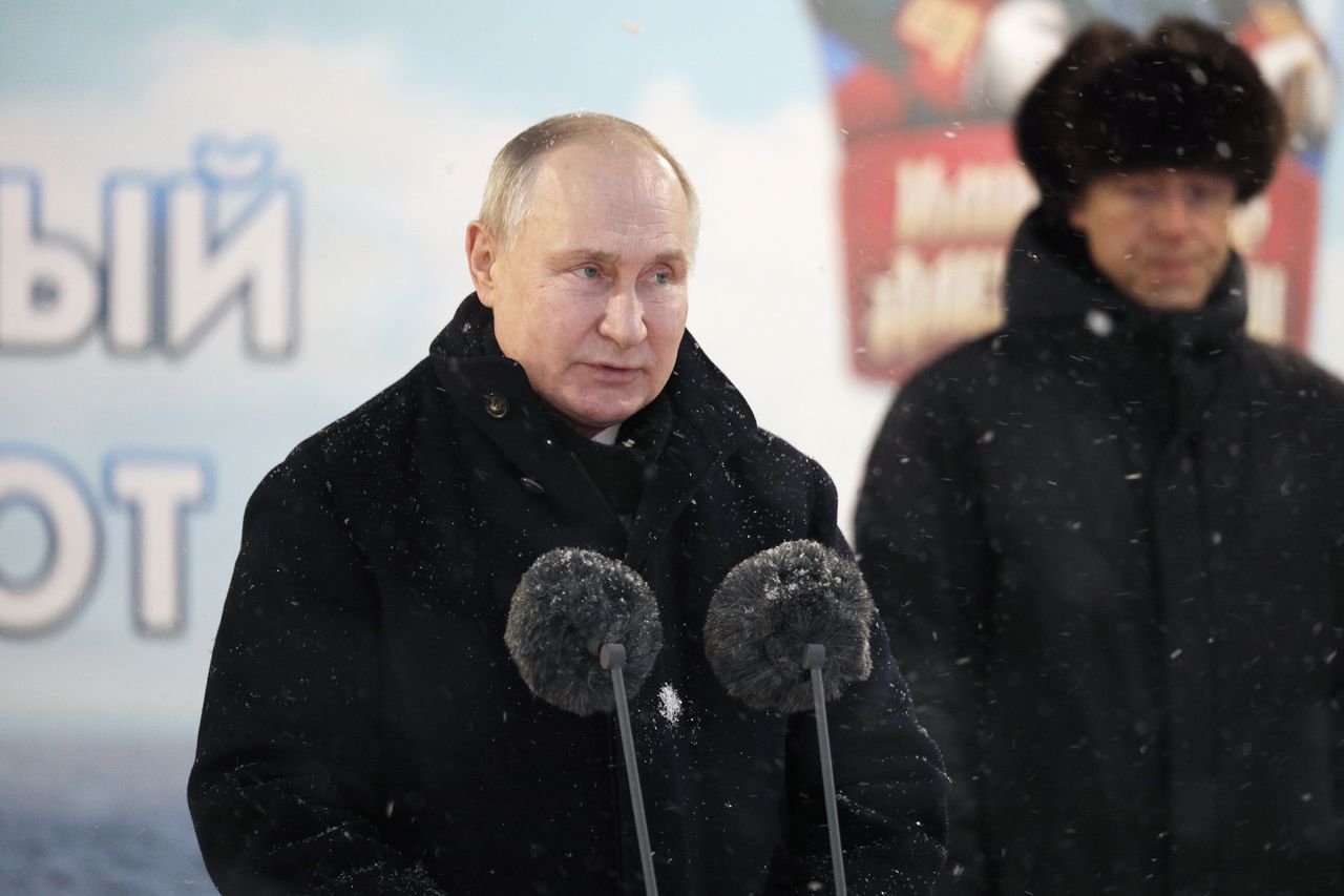 Vladimir Putin's surprise appearance leaves Russians in awe