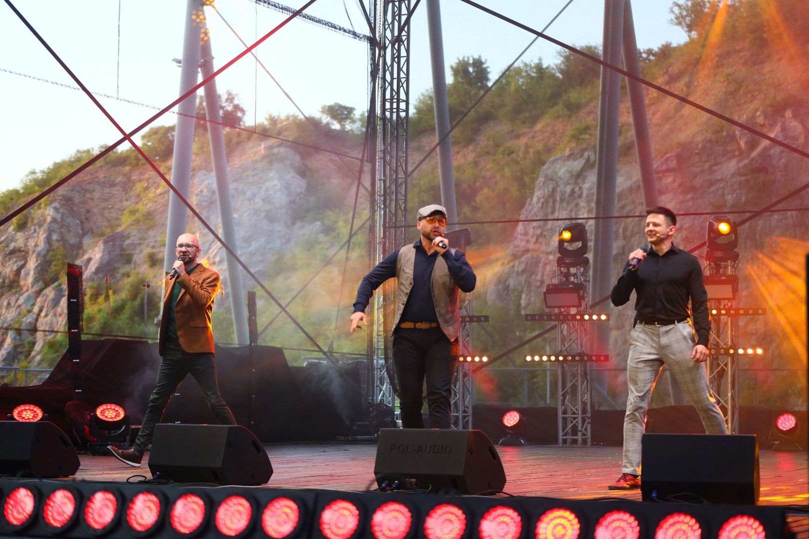Pierwszym kabaretem na scenie był Kabaret &#34;Z Konopii&#34;, który zdążył rozbawić publiczność do łez swoją polityczną satyrą