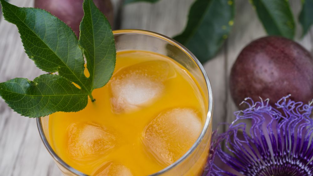 Świeży sok z fioletowej marakui
