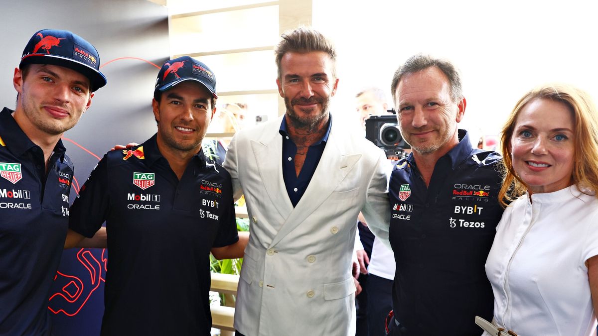 David Beckham (w środku) z kierowcami i szefem Red Bulla
