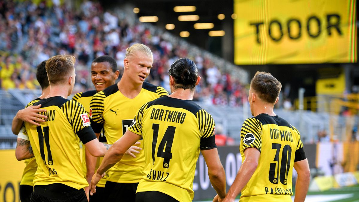 Zdjęcie okładkowe artykułu: PAP/EPA / SASCHA STEINBACH / Na zdjęciu: piłkarze Borussii Dortmund cieszą się z gola