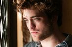 Robert Pattinson odporny na kupę