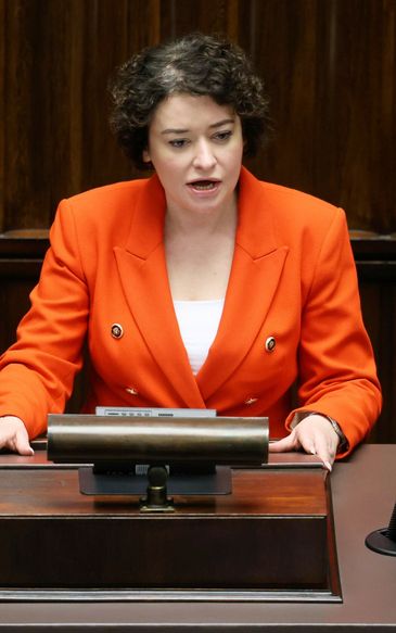 "Starsi panowie w garniturach". Żukowska grzmi w Sejmie [RELACJA NA ŻYWO]