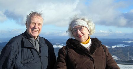 Zamiast lepić uszka, pakują walizki. Seniorzy spędzają święta, tak jak chciałoby wielu młodych, ale nie mają odwagi