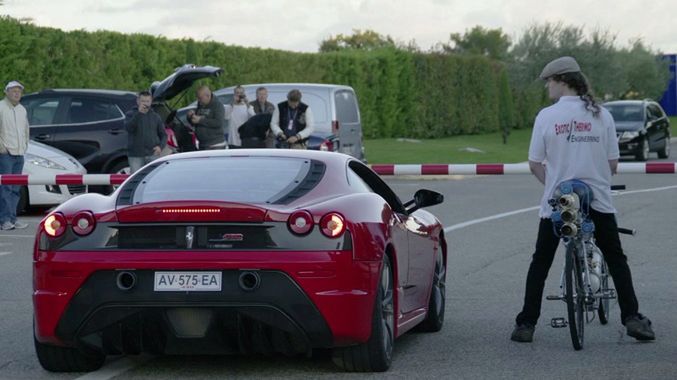 Nietypowy wyścig: odrzutowy rower kontra Ferrari 1