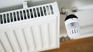 Zamiast wyrzucać, włóż za kaloryfer. Prosty trik na ciepłe mieszkanie