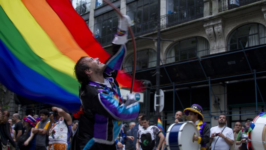 Parada równości na ulicach Buenos Aires przyciąga tysiące ludzi