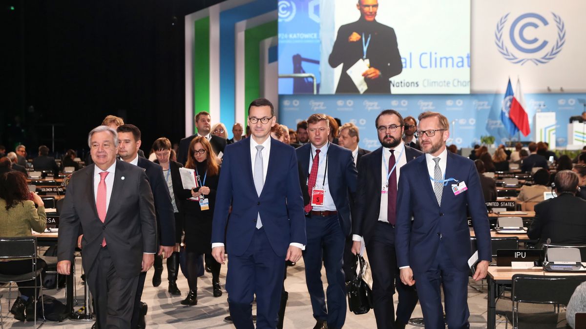 Premier Mateusz Morawiecki i sekretarz generalny ONZ Antonio Guterres (po lewej) podczas drugiego dnia COP24.