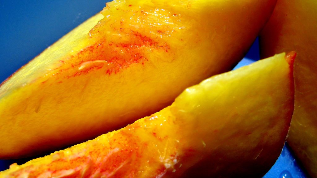 Brzoskwinie w puszce w wodzie (owoce i płyn)