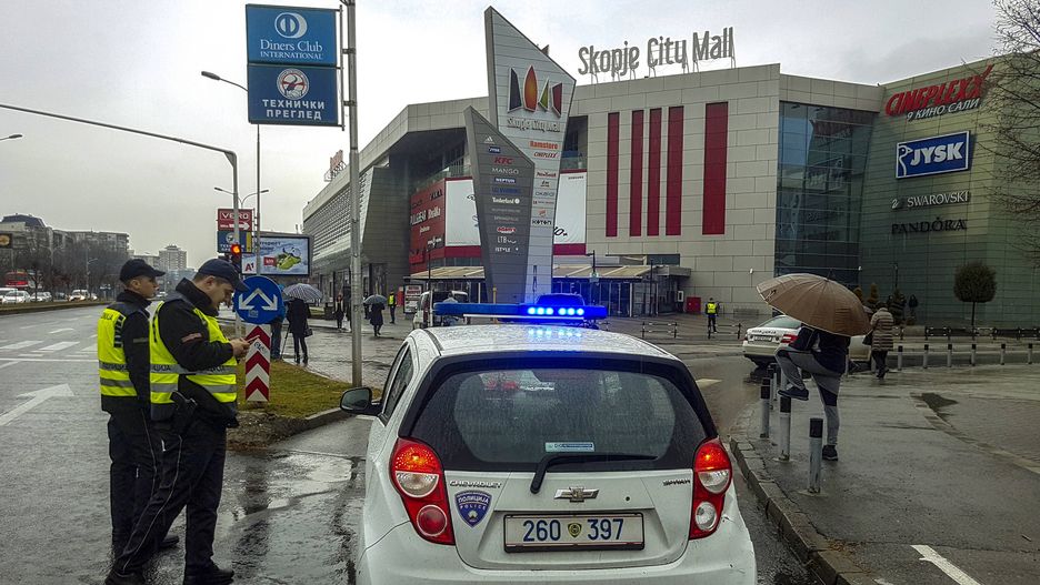 Skopje City Mall evacuation due to anonymous bomb call
epa08175900 Macedonian police officers secure the area around the 'Skopje City Mall', after an anonymous bomb call, in Skopje, Republic of North Macedonia, 29 January 2020. Employees and visitors from the City Mall mall were evacuated in an emergency due to the bomb alert.  EPA/GEORGI LICOVSKI 
Dostawca: PAP/EPA.
GEORGI LICOVSKI